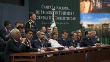 Entrega EPN agendas de competitividad a 44 destinos