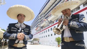 Llega crucero Carnival Miracle a Puerto Vallarta