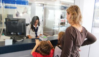 Aplazan medida de carta notarial para viajar con menores