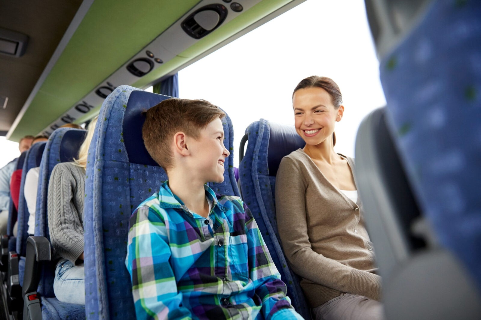 Можно ли брать пассажиров во время поездки. Дети в автобусе путешествие. Автобус для путешествий. Люди в экскурсионном автобусе. Счастливые люди в автобусе.