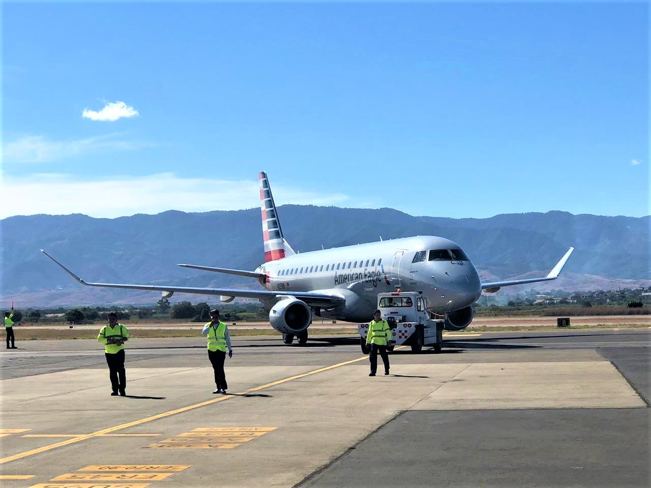 Maestros cierran por tercera semana aeropuerto de Oaxaca