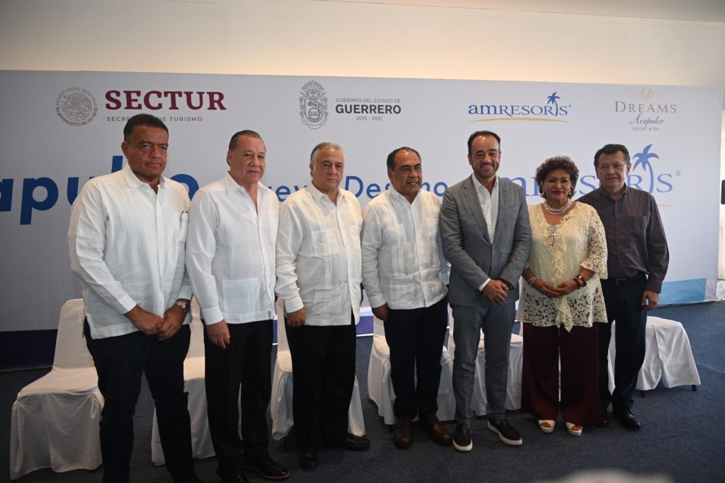 Zozaya acompañado de Miguel Torruco, secretario de Turismo; Héctor Astudillo, gobernador de Guerrero; Ernesto Rodríguez, secretario de Turismo de la entidad, y Adela Román, presidenta municipal de Acapulco.