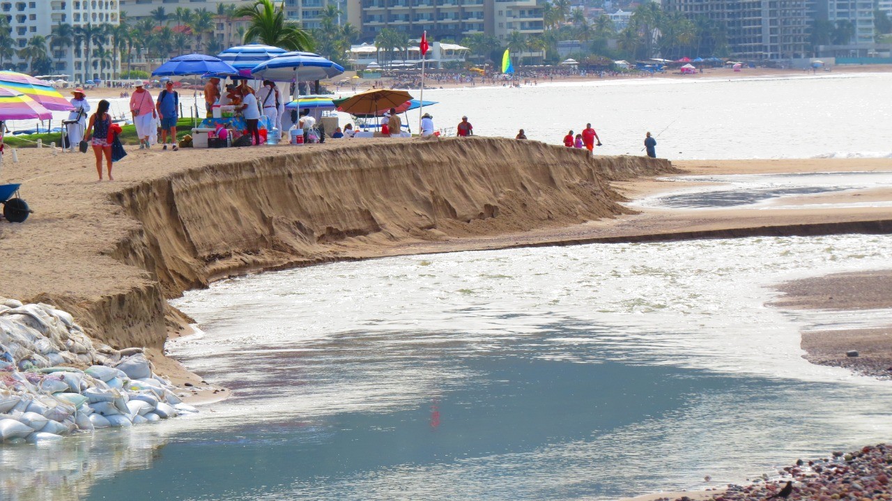 Sufre desgajamiento playa de Puerto Vallarta