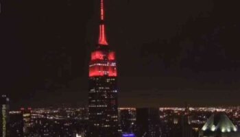 Empire State se ilumina para rendir homenaje a los médicos que combaten el Covid-19