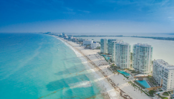 Cancún festeja 50 años con playas vacías
