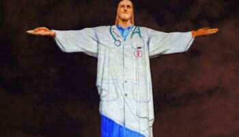 El Cristo Redentor de Brasil rinde homenaje a los médicos