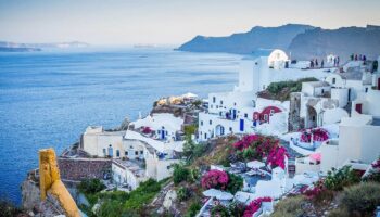 Grecia reanuda ferris a sus islas para reactivar turismo
