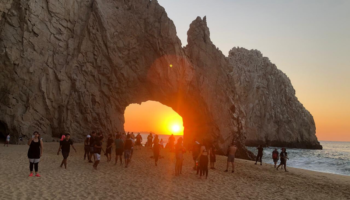 Arco de Los Cabos desborda sana distancia