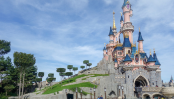 Disneyland abrirá como centro de vacunación masiva