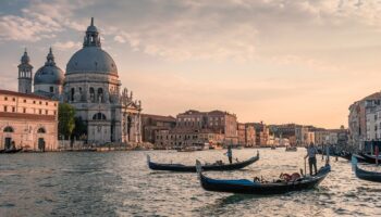 Venecia rastreará celulares para limitar entrada de turistas