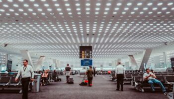 Ingresos y llegadas de turistas a México caen a niveles de 30%