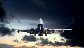 Ingresos y reducción de costos, retos de aerolíneas en 2022