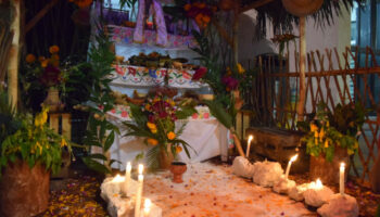 Limpia de huesos en Pomuch durante Día de Muertos