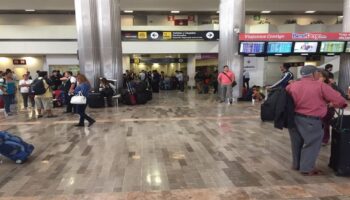 Vuelos nacionales aumentan, los internacionales caen