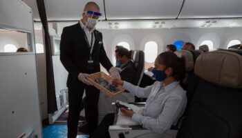 México elimina uso de cubrebocas en aviones y aeropuertos