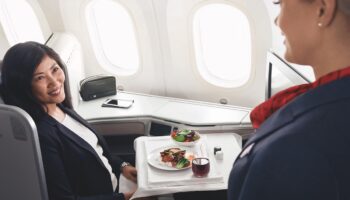 Pruebas rápidas para proteger a trabajadores de aerolíneas