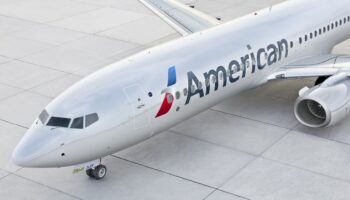 CEO de American Airlines anuncia su retiro en 2022