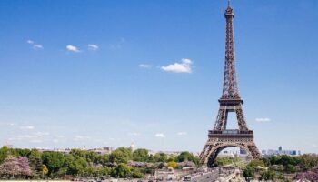 Torre Eiffel reabre luego de nueve meses cerrada