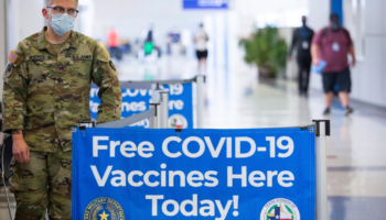 Aeropuerto DFW extiende vacunación a turistas