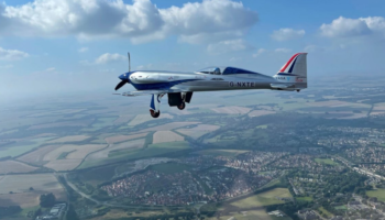 Avión eléctrico completa su primer vuelo