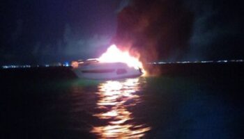 Se incendia yate frente a Isla Mujeres; salvan a 10 turistas