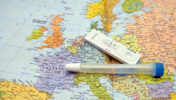 Unión Europea pide eliminar pruebas Covid para turistas