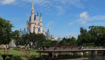 Disney responde con demanda al gobernador Florida